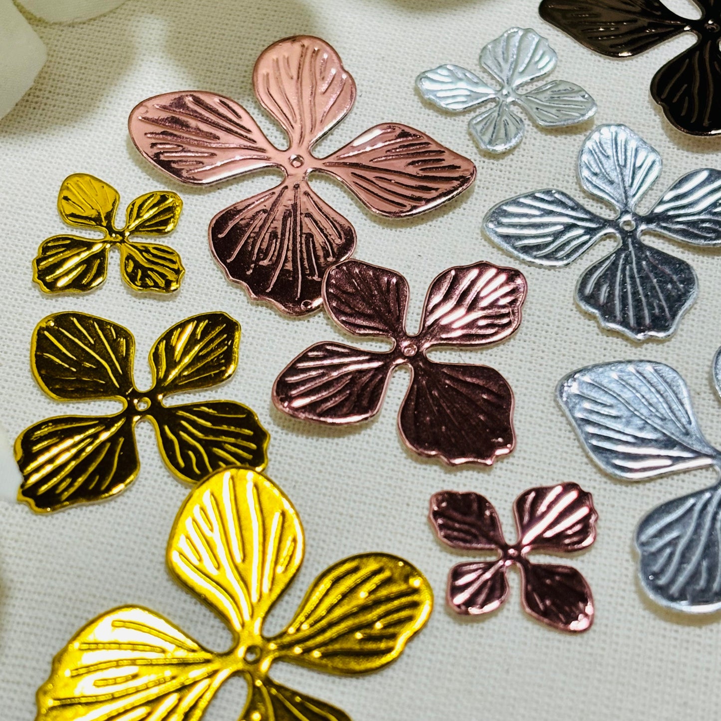 Hydrangea Flower Die Cuts: Mirror Foil Cardstock, 22pcs